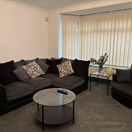 Cozy 3 Bed Home In Halifax With Secure Parking - Long & Short Stays Welcome! Esterno foto