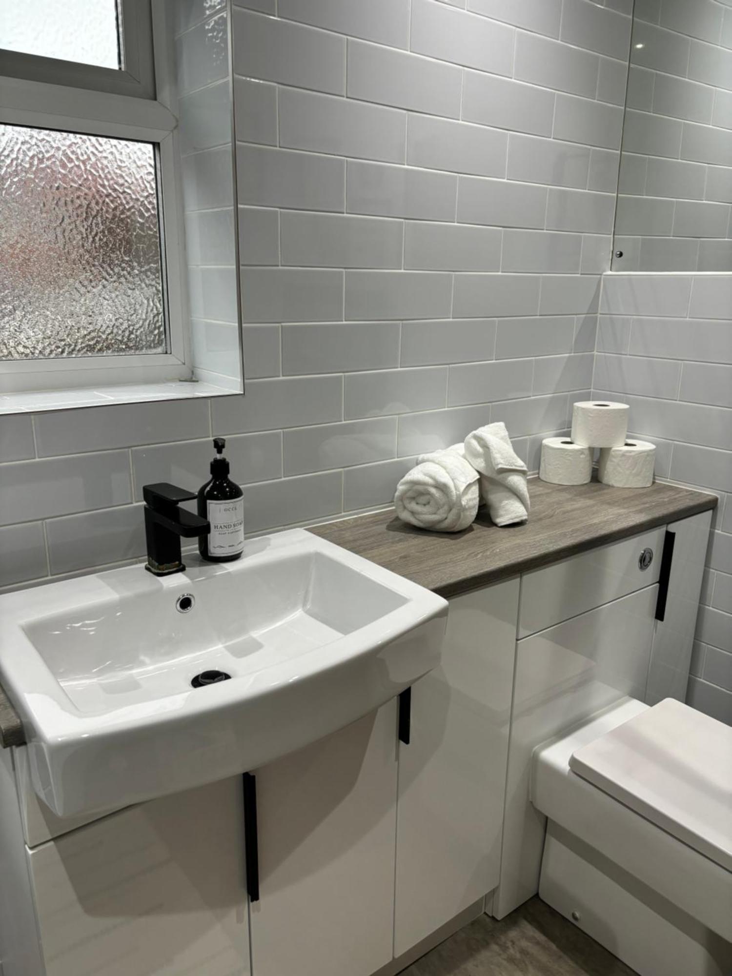 Cozy 3 Bed Home In Halifax With Secure Parking - Long & Short Stays Welcome! Esterno foto