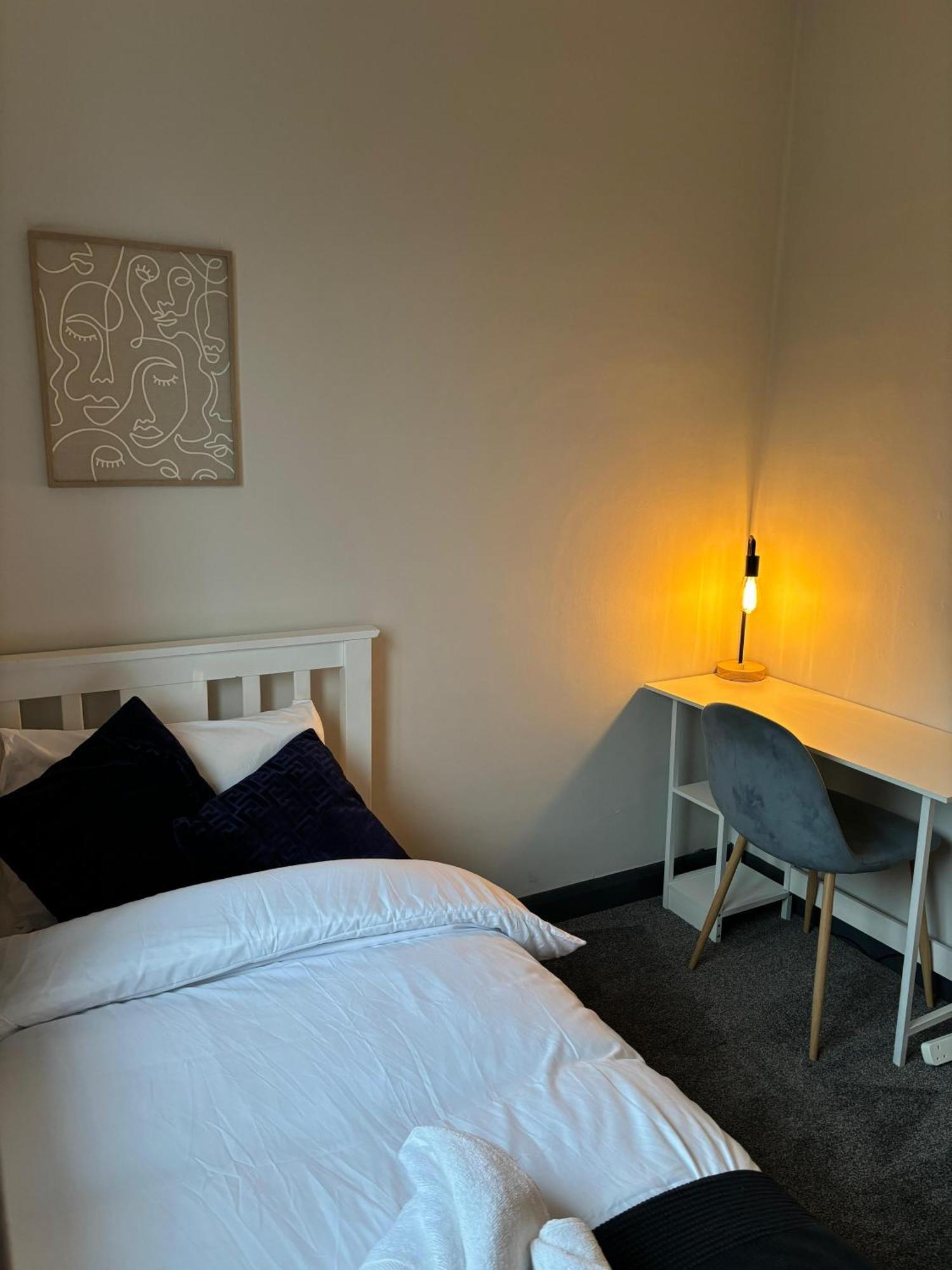 Cozy 3 Bed Home In Halifax With Secure Parking - Long & Short Stays Welcome! Esterno foto