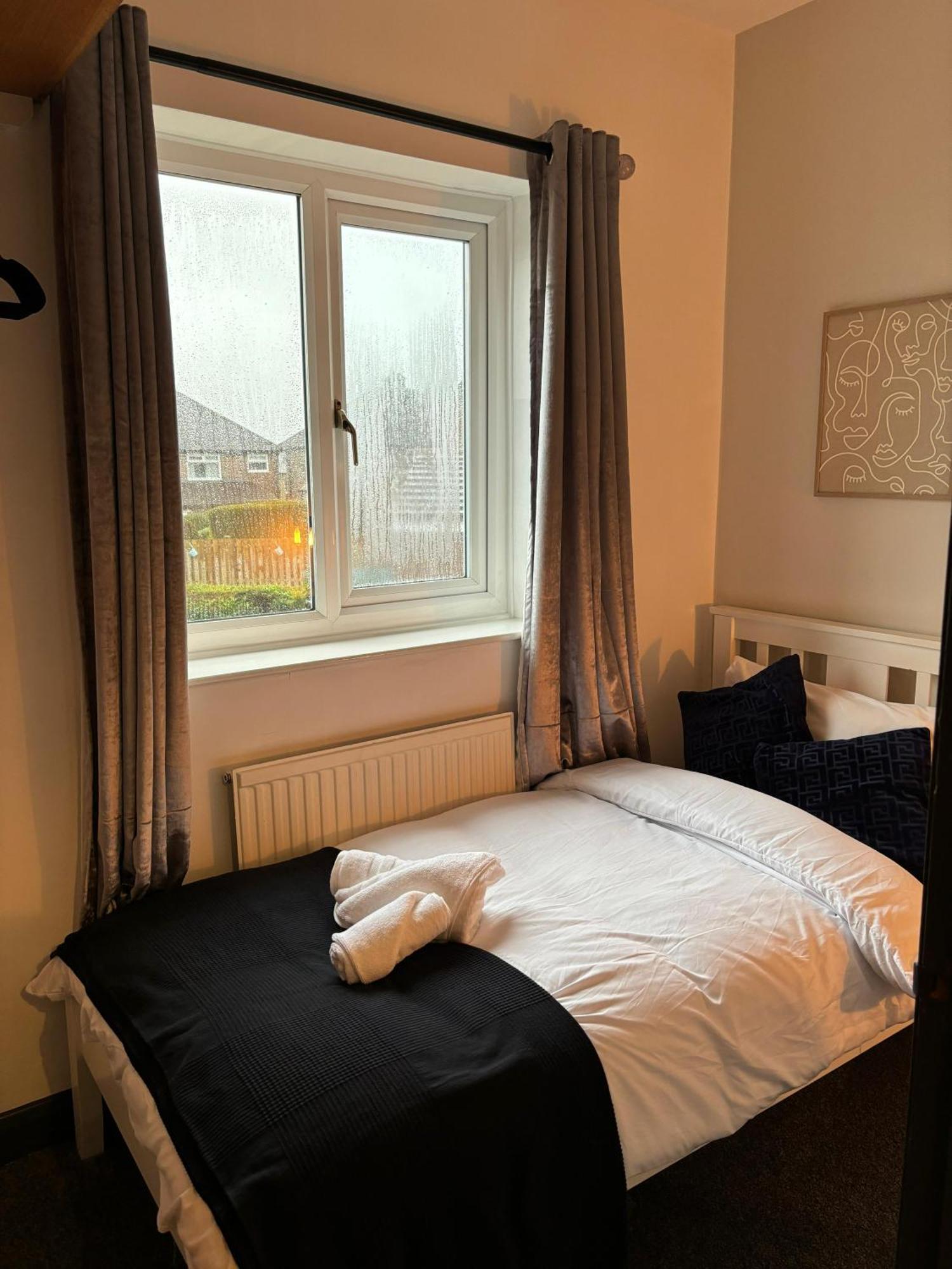 Cozy 3 Bed Home In Halifax With Secure Parking - Long & Short Stays Welcome! Esterno foto