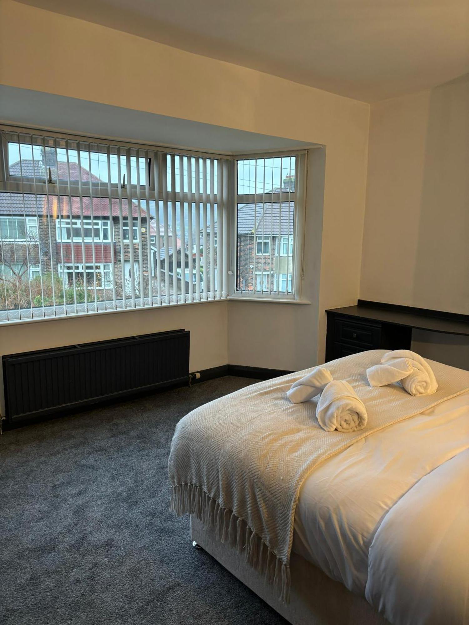 Cozy 3 Bed Home In Halifax With Secure Parking - Long & Short Stays Welcome! Esterno foto