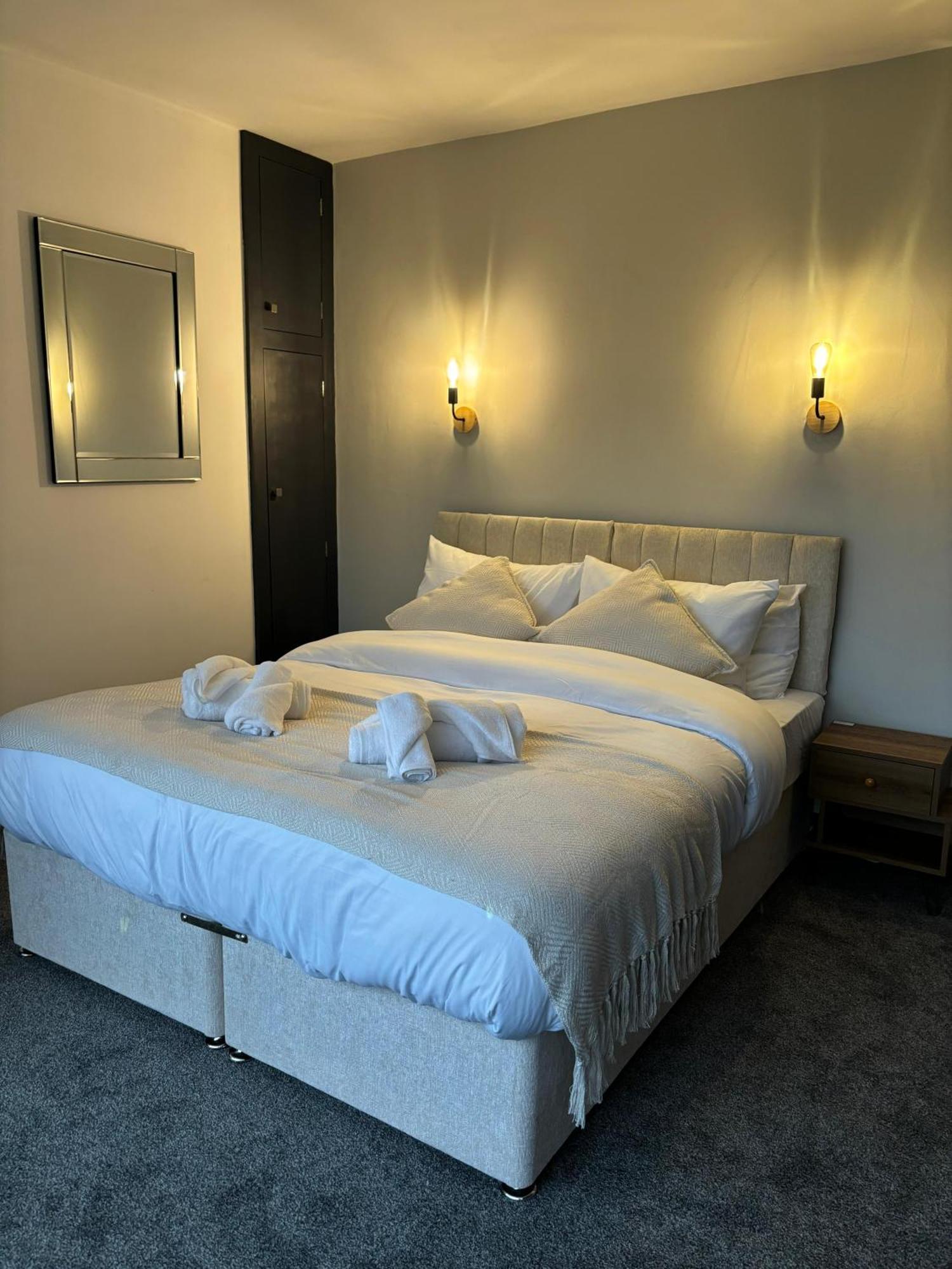 Cozy 3 Bed Home In Halifax With Secure Parking - Long & Short Stays Welcome! Esterno foto