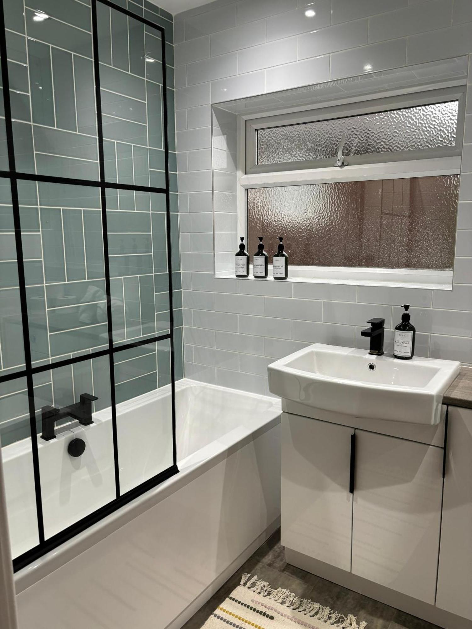 Cozy 3 Bed Home In Halifax With Secure Parking - Long & Short Stays Welcome! Esterno foto