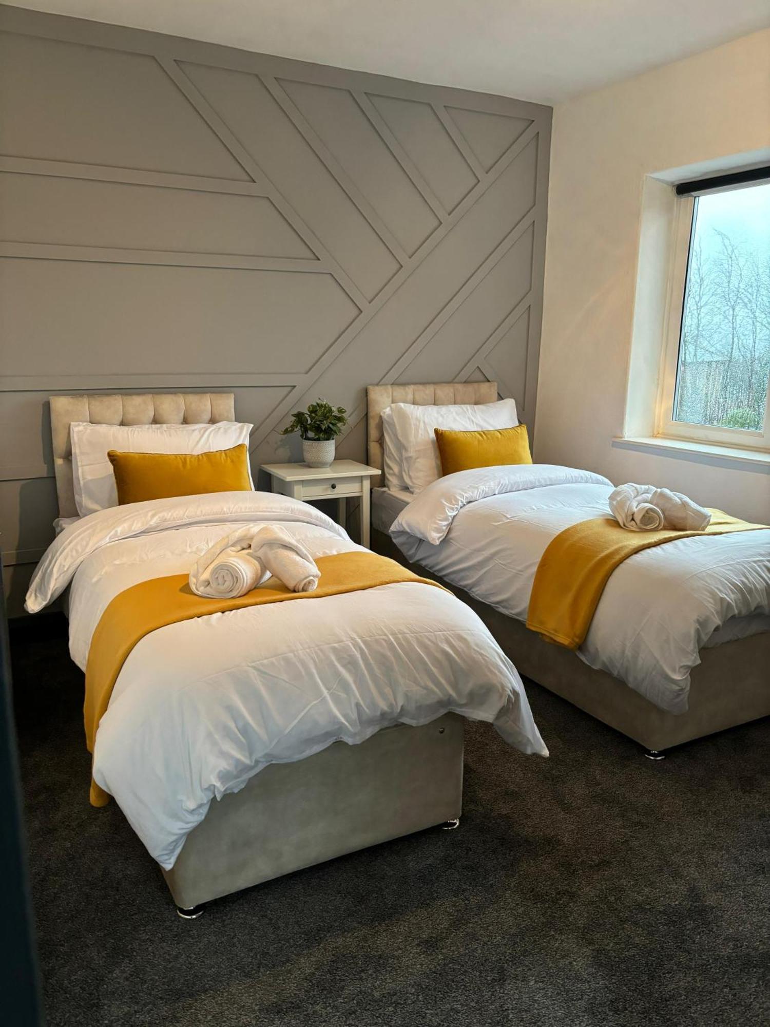 Cozy 3 Bed Home In Halifax With Secure Parking - Long & Short Stays Welcome! Esterno foto